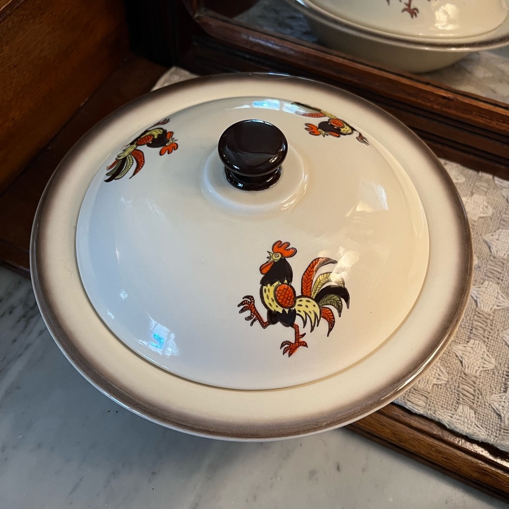 METLOX Vintage Poppytrail "Red Rooster" Bowl with Lid White Brown 10in. Diameter
